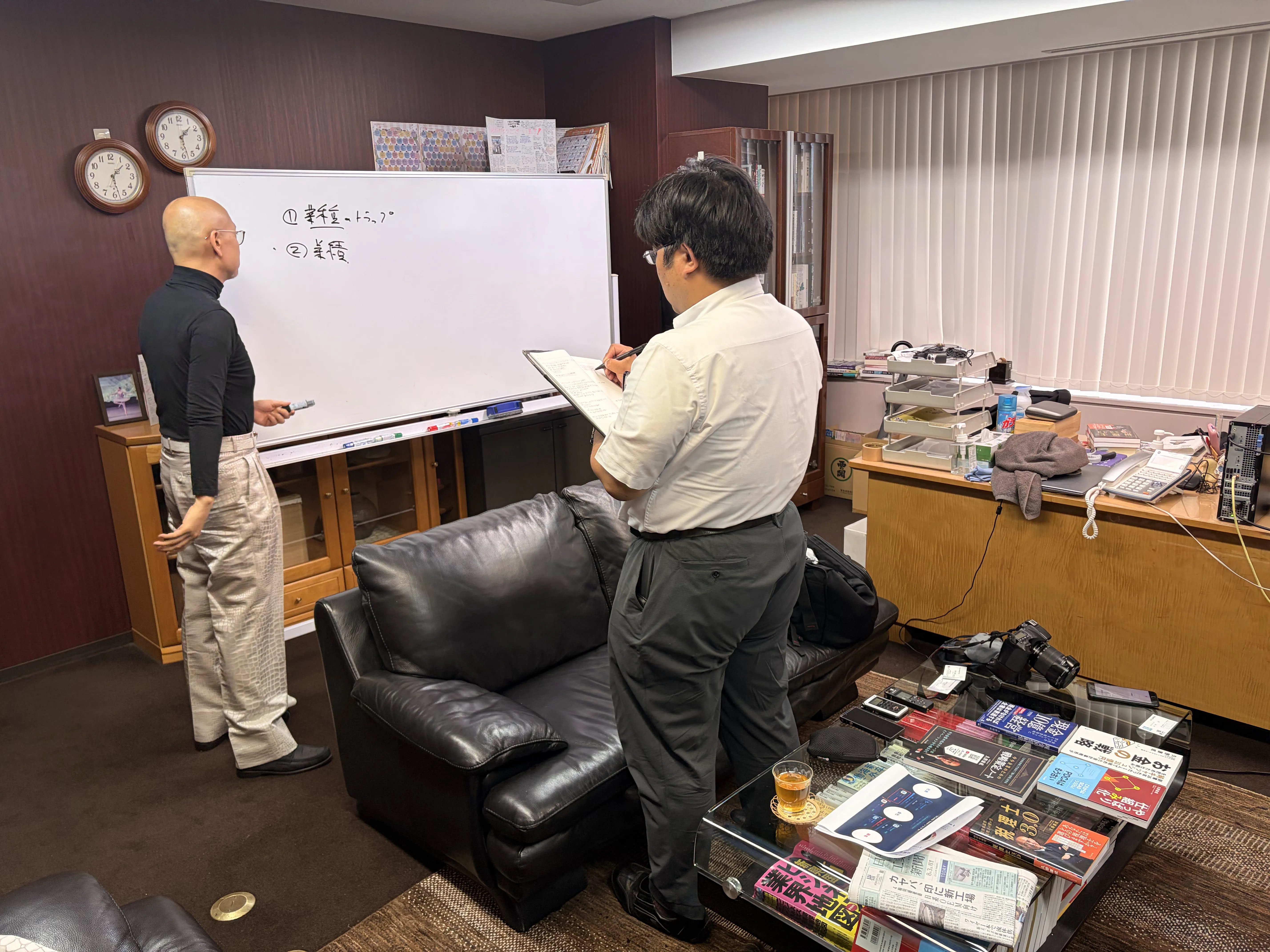 日刊工業新聞「著者登場」取材の様子（ホワイトボード）