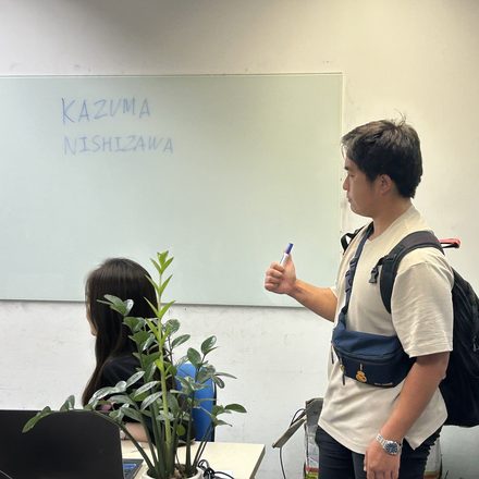 DAY2：現地オフィスでグループワークの成果を発表する参加学生